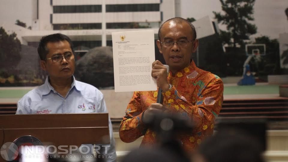 Gatot S Dewa Broto menunjukan surat peringatan Menpora terkait pemain ilegal di kompetisi ISC 2016. Copyright: © Herry Ibrahim/Indosport